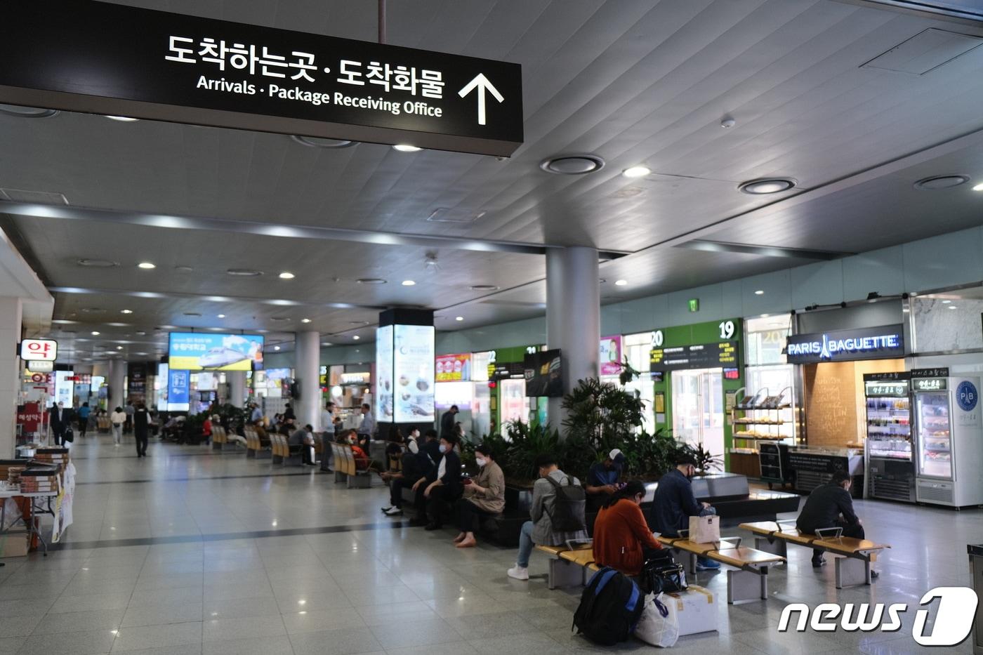 본문 이미지 - 추석 연휴를 하루 앞둔 29일 오전 광주 서구 유스퀘어 광주종합버스터미널이 한산한 모습을 보이고 있다.2020.9.29 /뉴스 ⓒ News1 정다움 기자