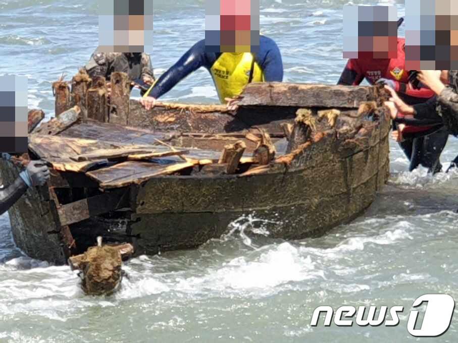 본문 이미지 - 울산시 북구 한 해안가에서 북한에서 떠 내려온 것으로 추정되는 목선이 발견됐다고 울산해양경찰서가 29일 밝혔다. 이 목선은 28일 오전 11시 40분께 주민이 발견해 신고했으며 군과 해경은 이달 초 태풍 '마이삭'과 '하이선' 당시 북한에서 유실돼 장기간 표류하다 울산 앞바다까지 떠내려온 것으로 추정, 대공 용의점이 없는 것으로 결론 내렸다. (울산해경 제공) 2020.9.29/뉴스1 ⓒ News1 윤일지 기자