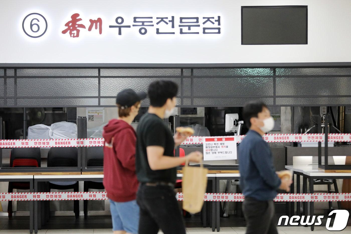 본문 이미지 - 추석 연휴 기간 고속도로 휴게소 실내 매장 내 취식 금지가 시작된 29일 오후 경기도 용인시 기흥휴게소 부산방향 내 식당에 식탁과 의자가 치워져 있다. 기흥휴게소에서는 신종 코로나바이러스 감염증(코로나19) 확산 방지를 위해 식당 내 전 매장 테이크 아웃 도시락류만 판매해 이용객의 체류시간을 최소화하고 있다. 2020.9.29/뉴스1 ⓒ News1 조태형 기자
