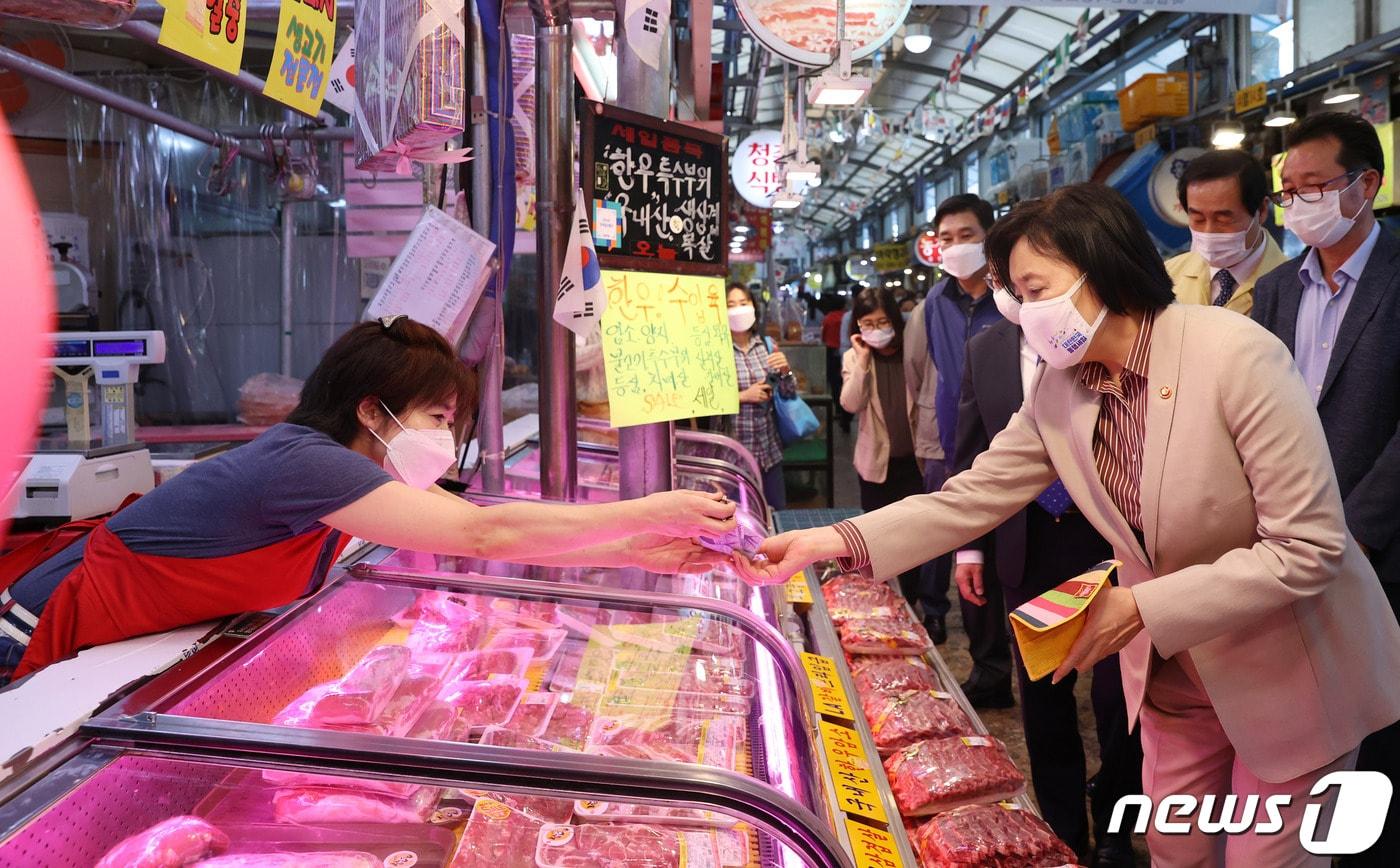 본문 이미지 - 박영선 중기부 장관이 29일 서울 서대문구 독립문영천시장을 방문해 온누리상품권으로 고기를 구입하고 있다. ⓒ 뉴스1