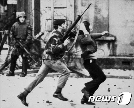 본문 이미지 - '피의 일요일' 북아일랜드 데리에서 아일랜드 시위대를 진압하는 영국군. ⓒ AFP=뉴스1    