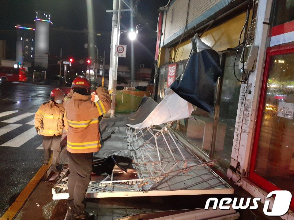 본문 이미지 - 제9호 태풍 마이삭(MAYSAK)이 북상한 지난 2일 오후 6시 56분경 부산 사상구 엄궁동의 한 거리에 간판이 추락해 소방대원들이 안전조치를 하고 있다. (부산소방본부 제공) 2020.9.3/뉴스1 ⓒ News1 여주연 기자
