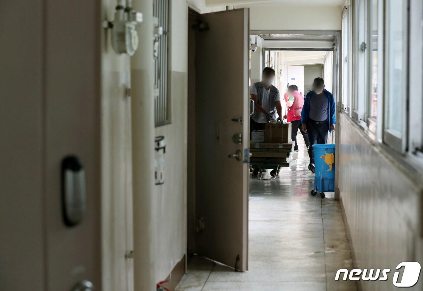 서울시는 강남구 일원동의 한 아파트 단지에서 6명이 신종 코로나바이러스 감염증(코로나19) 확진 판정을 받았다고 발표했다. 서울의 아파트 단지에서 집단 감염이 발생한 것은 지난달 구로구의 아파트에 이어 두 번째다. 사진은 지난 3일 오전 복도식 구조로 된 강남구 일원동의 확진자가 발생한 아파트의 모습.ⓒ News1 이동해 기자