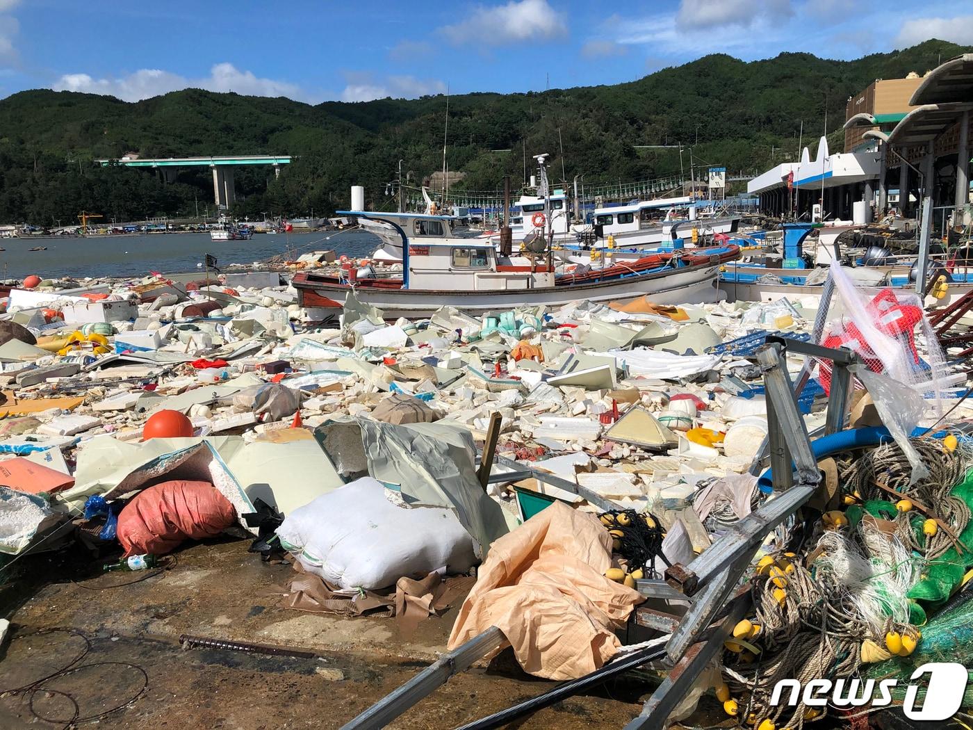 본문 이미지 - 지난 2020년 태풍 '마이삭' 상륙 당시 쑥대밭이 된 삼척 임원항 모습.(뉴스1 DB) 