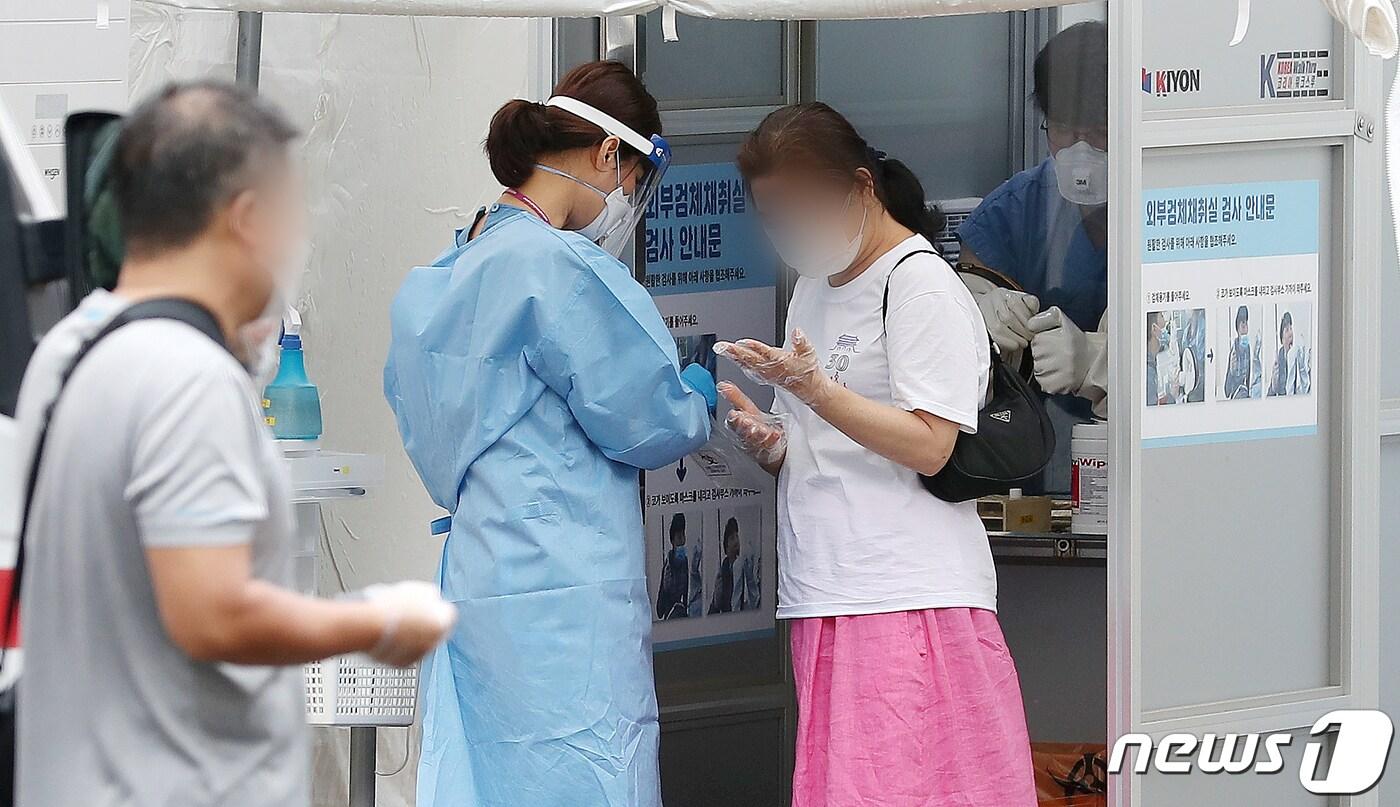 서울시내 선별진료소에서 시민들이 검사를 받고 있다. /뉴스1 ⓒ News1 김진환 기자
