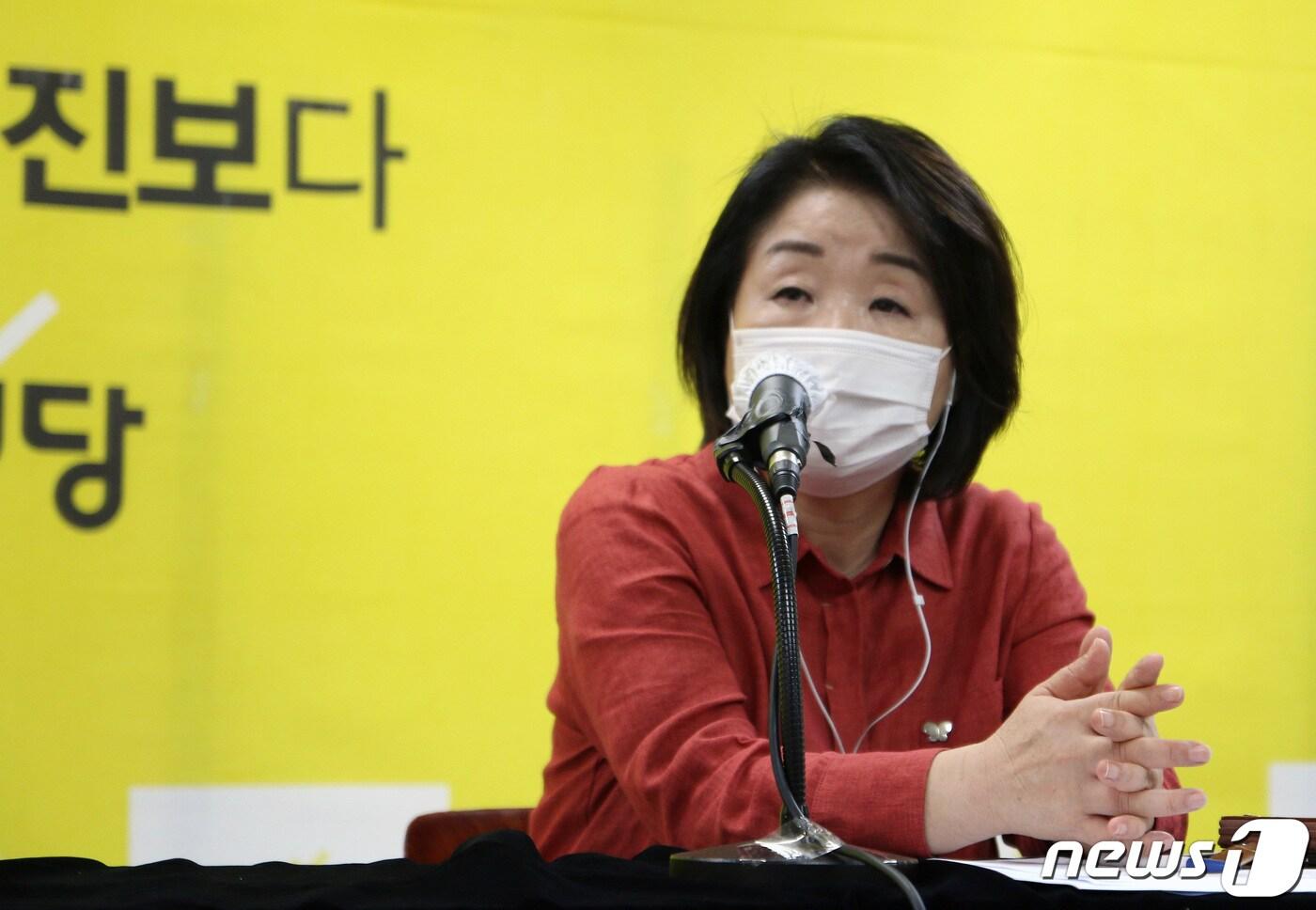 본문 이미지 - 심상정 정의당 대표가 3일 오전 서울 여의도 당사에서 열린 상무위원회에서 모두발언을 하고 있다. (정의당 제공) 2020.9.3/뉴스1 ⓒ News1 박세연 기자
