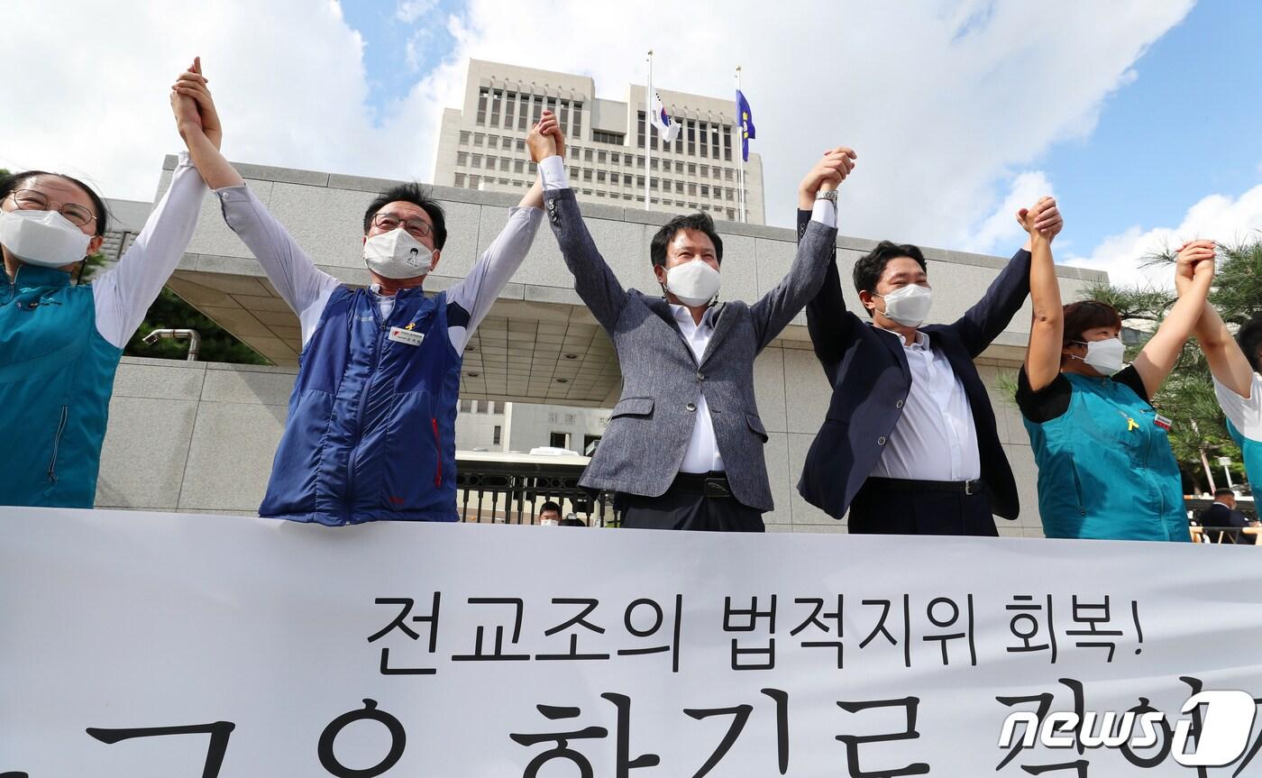 본문 이미지 - 권정오 전국교직원노동조합(전교조) 위원장을 비롯한 전교조 관계자들이 3일 오후 서울 서초구 대법원에서 열린 법외노조 통보처분 취소 소송 전원합의체 선고 공판에서 최종 승소한 뒤 기자회견을 열고 만세를 외치고 있다. 2020.9.3/뉴스1 ⓒ News1 민경석 기자