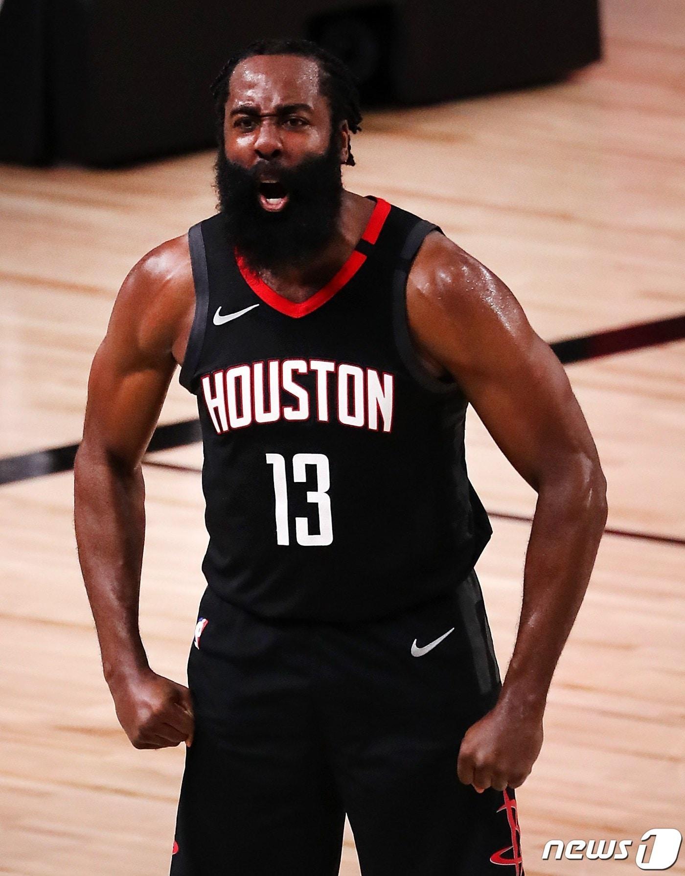 본문 이미지 - 휴스턴 로키츠 제임스 하든이 3일(한국시간) 미국 올랜도 어드벤트헬스 아레나에서 열린 2019-20 미국프로농구(NBA) 서부 콘퍼런스 플레이오프 1라운드(7전4선승제) 7차전에서 포효하고 있다. ⓒ AFP=뉴스1