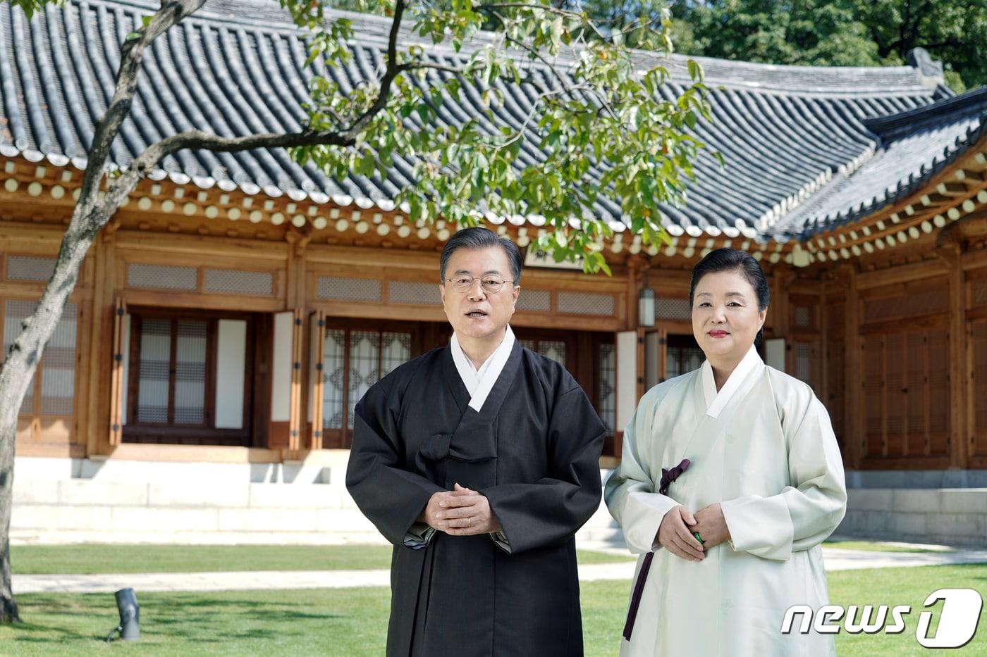 문재인 대통령과 김정숙 여사가 2020년 9월30일 청와대 상춘재 앞에서 국민들에게 추석 인사를 전하고 있다. (청와대 제공) 2020.9.30/뉴스1