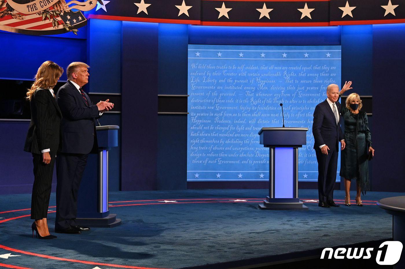 2020년 9월 29일(현지시간) 당시 오하이오주 클리블랜드의 케이스 웨스턴 리저브 대학에서 열린 도널드 트럼프 대통령과 조 바이든 민주당 대선 후보의 첫 대선 TV토론에서 트럼프 대통령 부인 멜라니아 여사와 바이든 후보의 부인 질 바이든 여사가 토론이 끝난 뒤 무대에 올라가 있다. ⓒ AFP=뉴스1 ⓒ News1 우동명 기자
