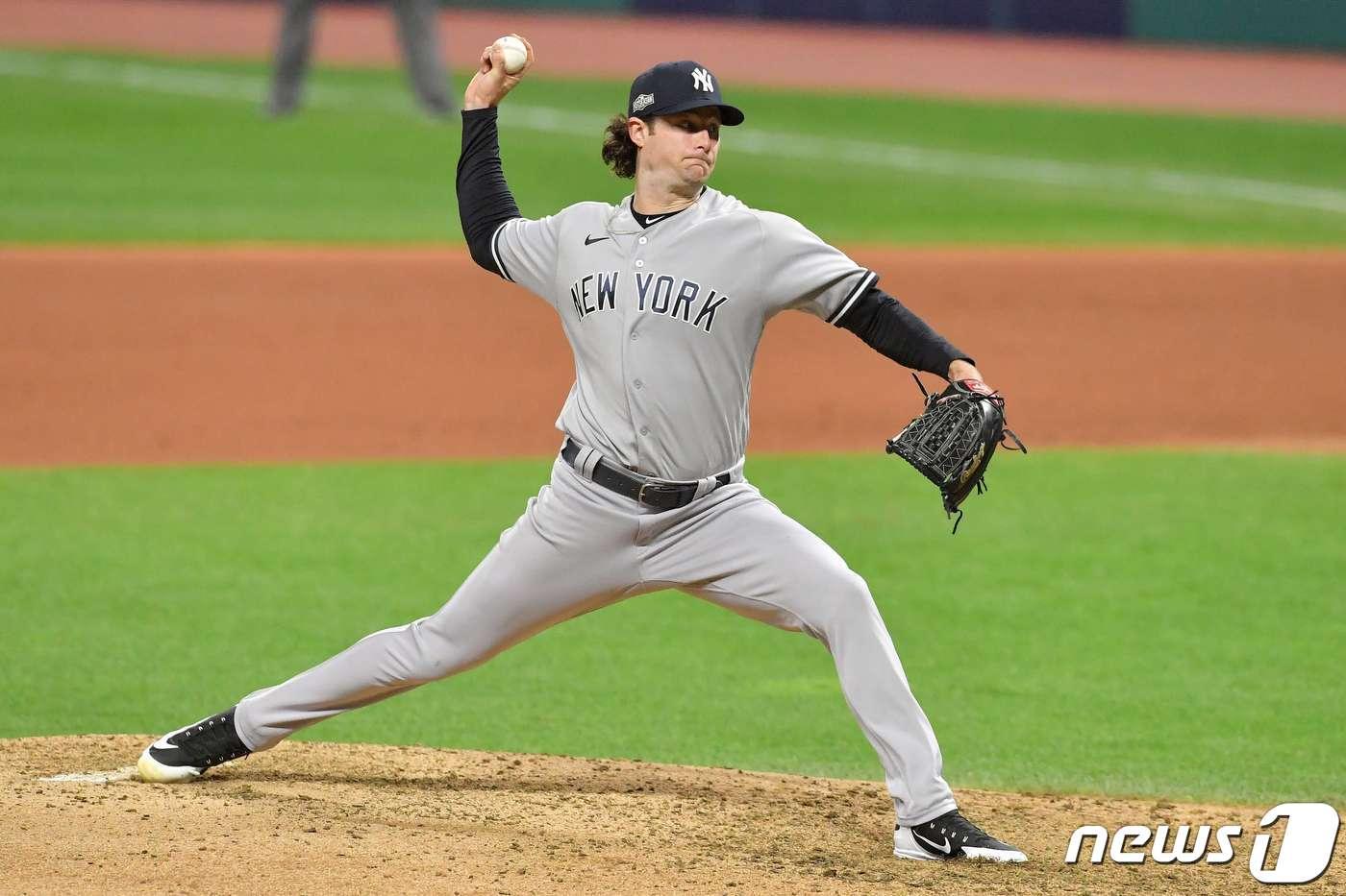 본문 이미지 - 뉴욕 양키스 게릿 콜이 30일(한국시간) 클리블랜드 인디언스와의 2020 메이저리그 아메리칸리그 와일드카드 시리즈 1차전에서 투구하고 있다. ⓒ AFP=뉴스1