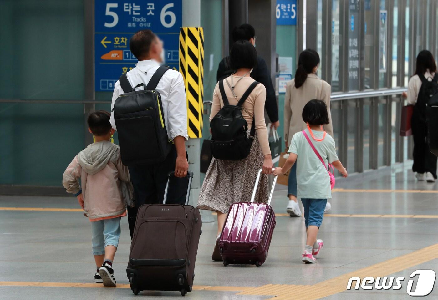 본문 이미지 - 추석연휴 첫 날인 30일 오후 서울역에서 귀성객들이 열차를 타기 위해 이동하고 있다. 2020.9.30/뉴스1 ⓒ News1 구윤성 기자
