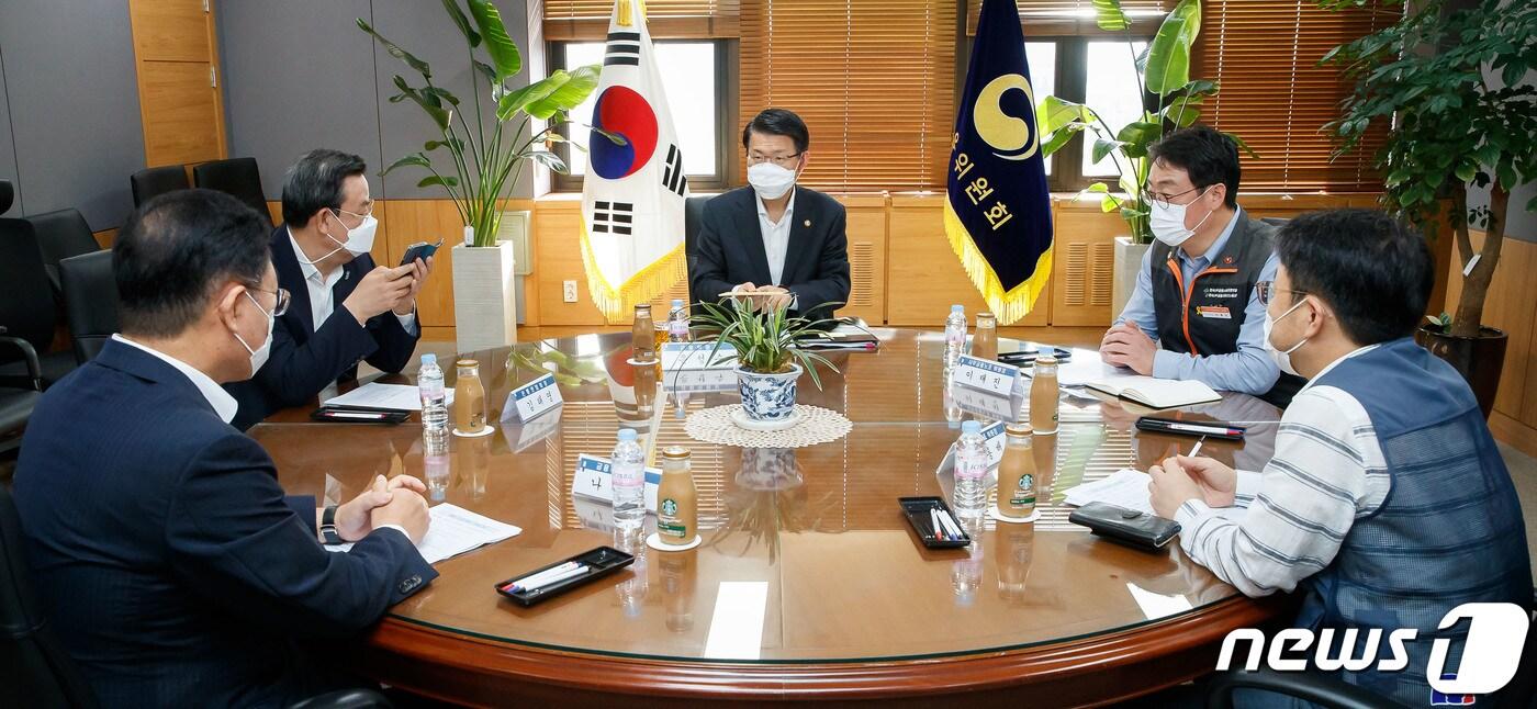 본문 이미지 - 은성수 금융위원장이 4일 서울 종로구 정부서울청사에서 금융권 노사정 대표자 간담회를 하고 있다. 왼쪽부터 시계방향으로 나재철 금융투자협회장, 김태영 은행연합회장, 은성수 금융위원장, 박홍배 금융산업노조 위원장, 이재진 사무금융노조 위원장. (금융위원회 제공) 2020.9.4/뉴스1