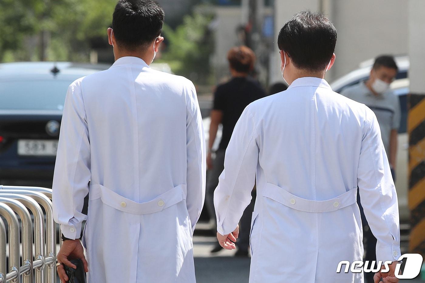 본문 이미지 - 4일 대구 중구 삼덕동 경북대학교병원에서 의료진이 근무지로 향하고 있다. 2020.9.4/뉴스1 ⓒ News1 공정식 기자