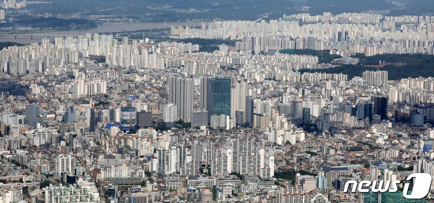 본문 이미지 - 서울 송파구 롯데월드타워 서울스카이에서 바라본 아파트 단지의 모습. 2020.9.4/뉴스1 ⓒ News1 김진환 기자