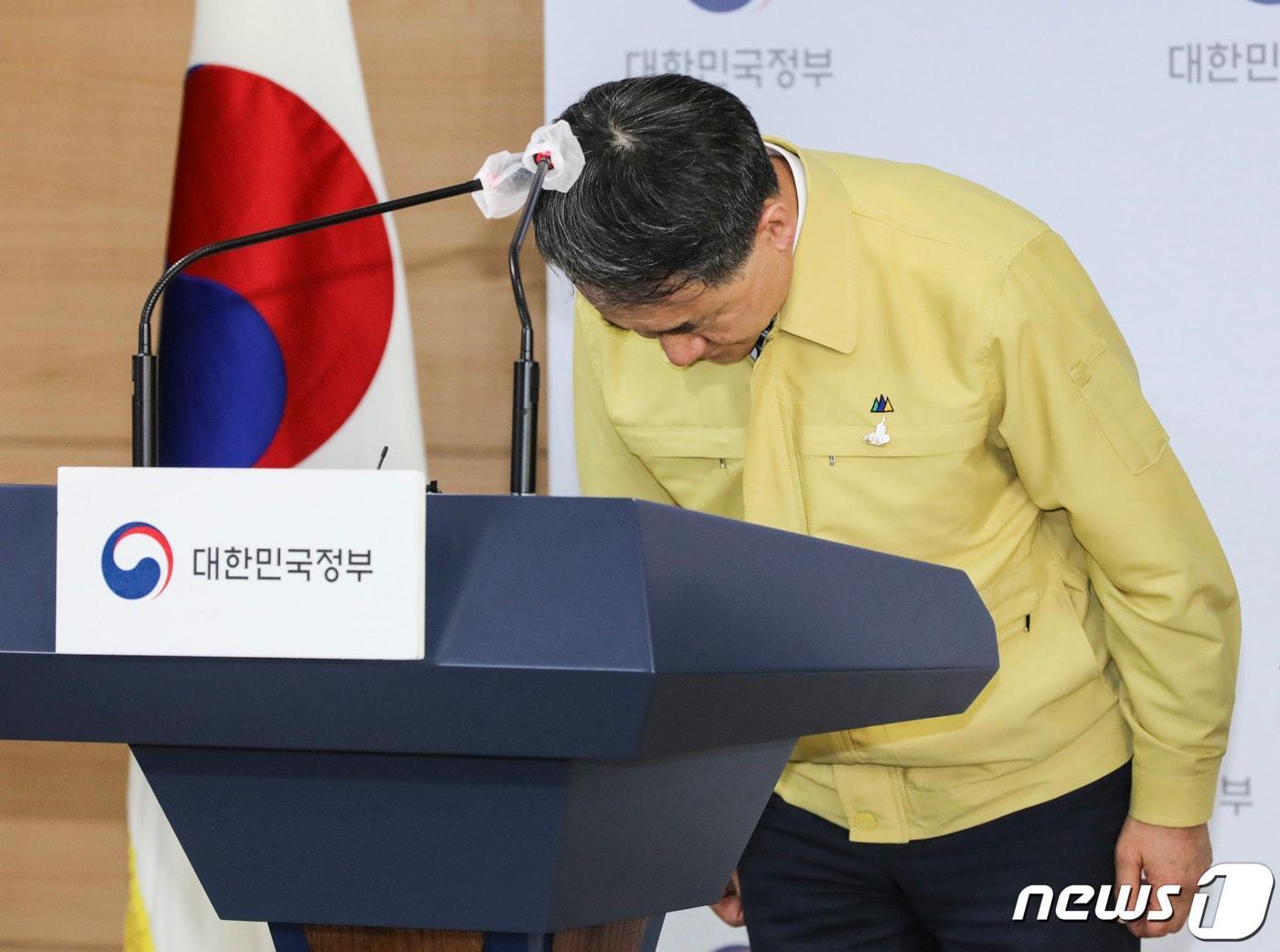 본문 이미지 - 박능후 중앙재난안전대책본부 1차장(보건복지부 장관)이 4일 서울 종로구 정부서울청사 합동브리핑실에서 수도권의 강화된 '사회적 거리 두기' 조치 관련 발표에 앞서 인사하고 있다. 2020.9.4/뉴스1 ⓒ News1 유승관 기자