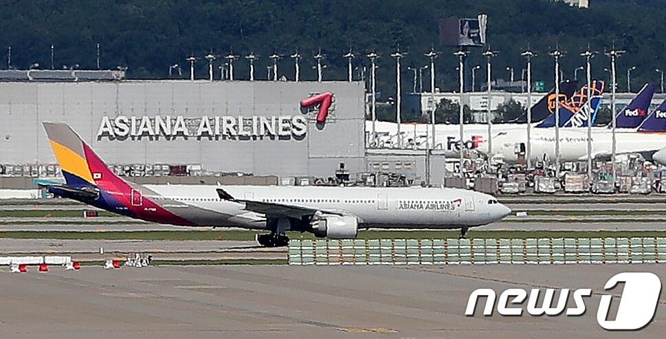 본문 이미지 - 인천국제공항 주기장에 아시아나항공 여객기들이 세워져 있다. 2020.9.4/뉴스1 ⓒ News1 구윤성 기자