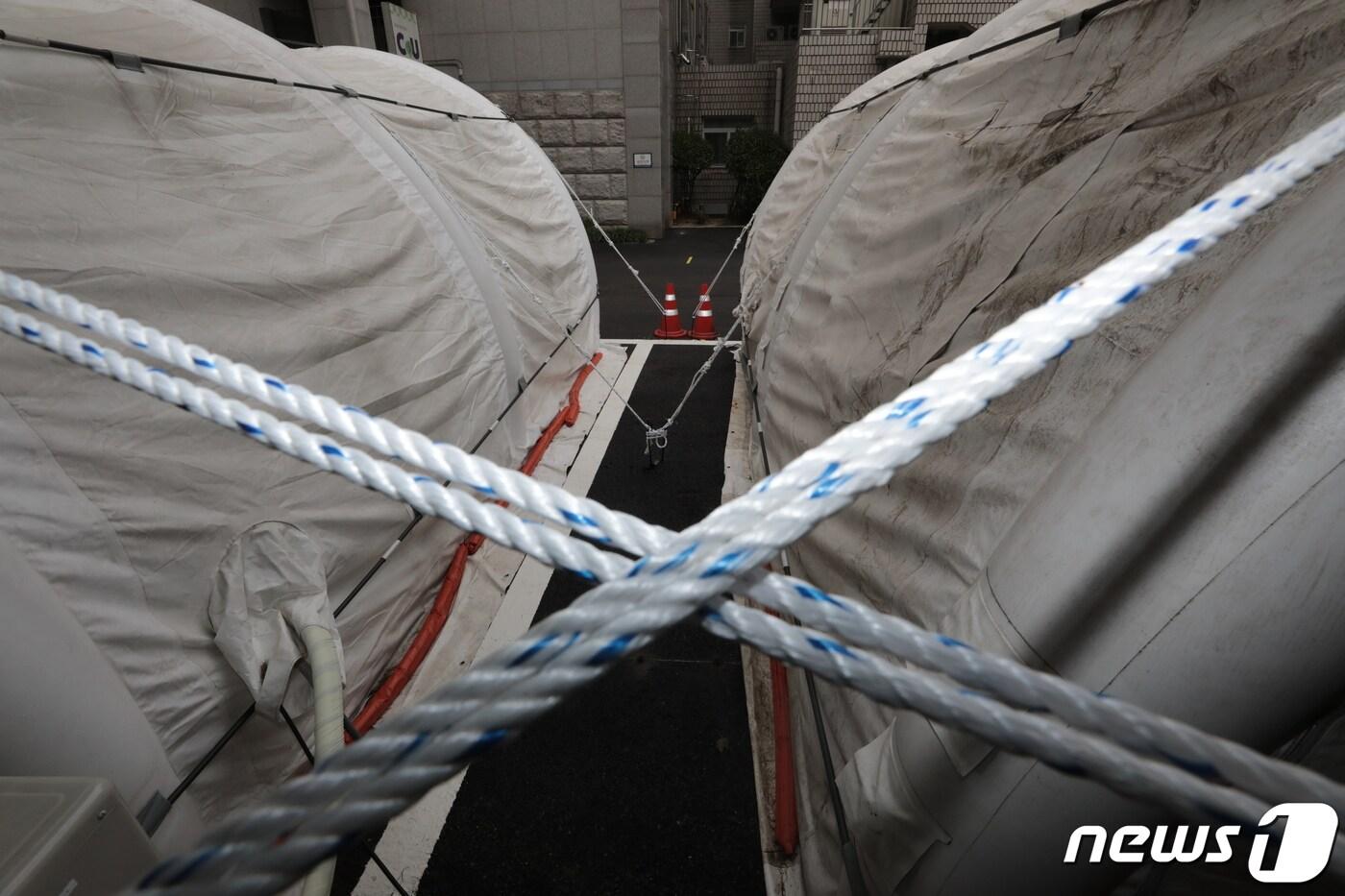 제10호 태풍 '하이선'이 북상 중인 가운데 6일 오후 서울 중구 국립중앙의료원 선별진료소가 강풍에 대비해 단단히 결속되어 있다. 2020.9.6/뉴스1 ⓒ News1 이성철 기자