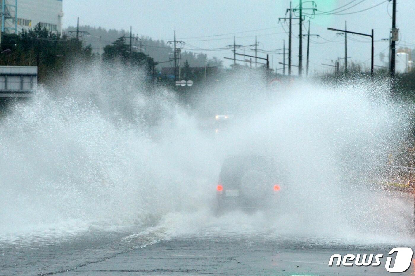 7일 오전 제10호 태풍 하이선의 영향권에 들어간 경북 포항시 전역에 강한 비바람이 몰아치고 있다. 흥해읍 영일만항으로 가는 도로가 침수되면서 차량들이 물보라를 일으키고 있다. 2020.9.7/뉴스1 ⓒ News1 최창호 기자