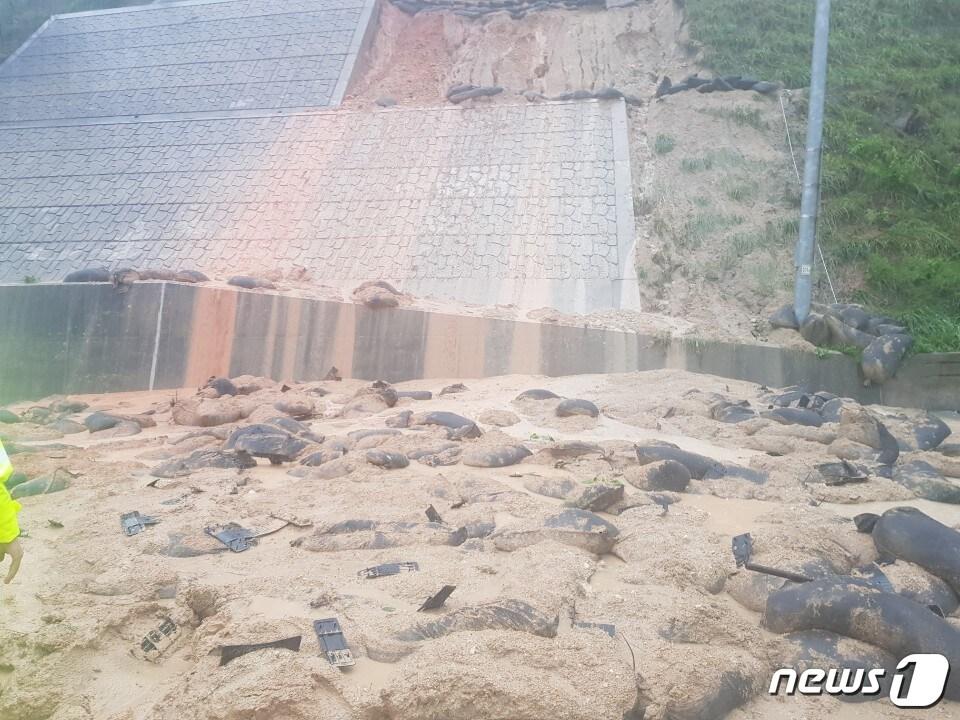 본문 이미지 - 강서구 토사 유출 현장.(부산경찰청 제공)ⓒ 뉴스1