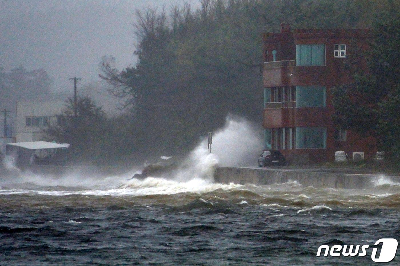 7일 오전 경북 포항시 전역이 제10호 태풍 하이선 영향권에 들어가면서 강한 비바람이 몰아치고 있다. 북구 흥해읍 죽천리 해안 주택에 파도가 밀려들고 있다. 2020.9.7/뉴스1 ⓒ News1 최창호 기자