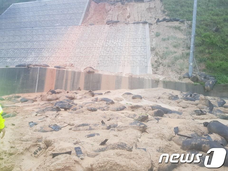 본문 이미지 - 7일 제10호 태풍 '하이선' 북상으로 부산 강서구 지사동 미음터널 부근 사면이 붕괴됐다.(부산경찰청 제공) 2020.9.7/뉴스1 ⓒ News1 노경민 기자