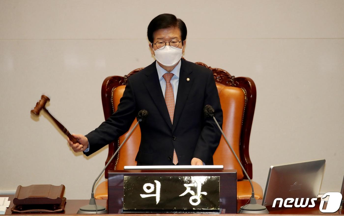 본문 이미지 - 박병석 국회의장이 7일 오전 서울 여의도 국회에서 열린 본회의에서 남녀고용 평등과 일, 가정 양립 지원에 관한 법률 일부개정법률안 가결을 선포하며 의사봉을 두드리고 있다. 남녀고용 평등과 일, 가정 양립 지원에 관한 법률 일부개정법률안은 재석 269인 중 찬성 267인, 기권 2인으로 통과했다. 2020.9.7/뉴스1 ⓒ News1 박세연 기자