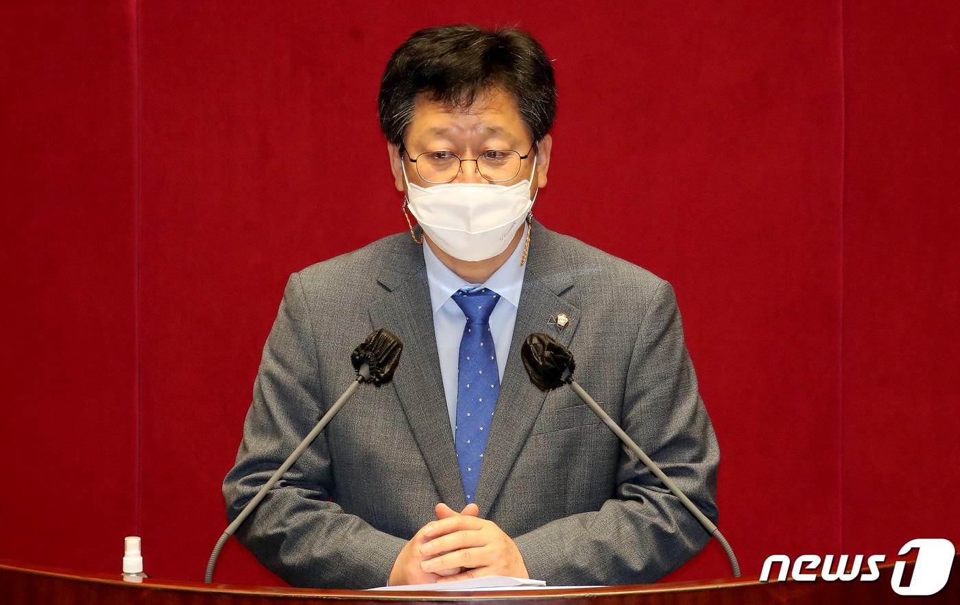 본문 이미지 - 안호영 더불어민주당 의원이 지난 9월7일 서울 여의도 국회에서 열린 본회의에서 남녀고용 평등과 일, 가정 양립 지원에 관한 법률 일부개정법률안을 제안설명하고 있다. 2020.9.7 /뉴스1 ⓒ News1 박세연 기자
