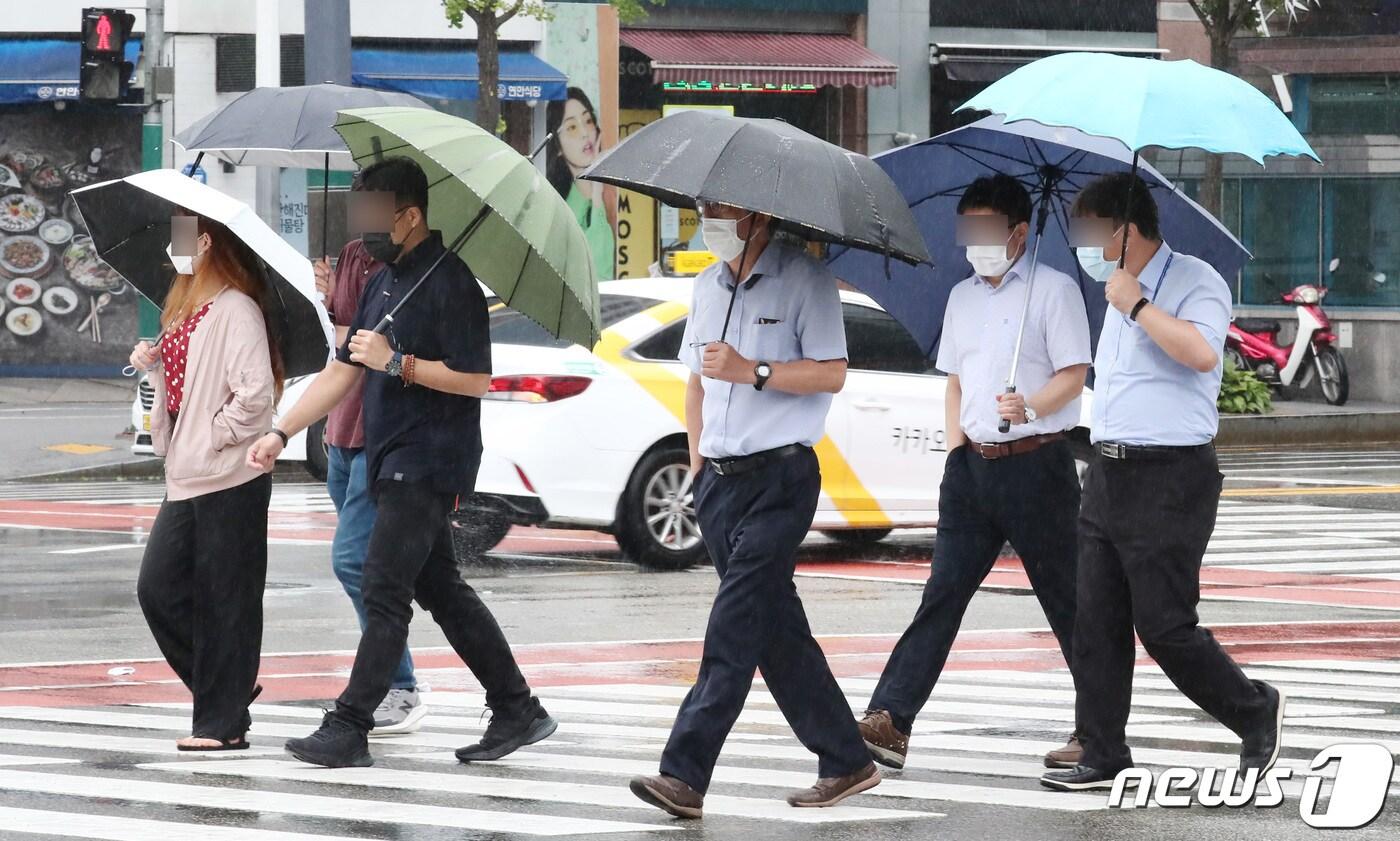 대전 서구 대전시청 인근 도로에서 시민들이 우산을 쓰고 이동하고 있다. 2020.9.7/뉴스1 ⓒ News1 김기태 기자
