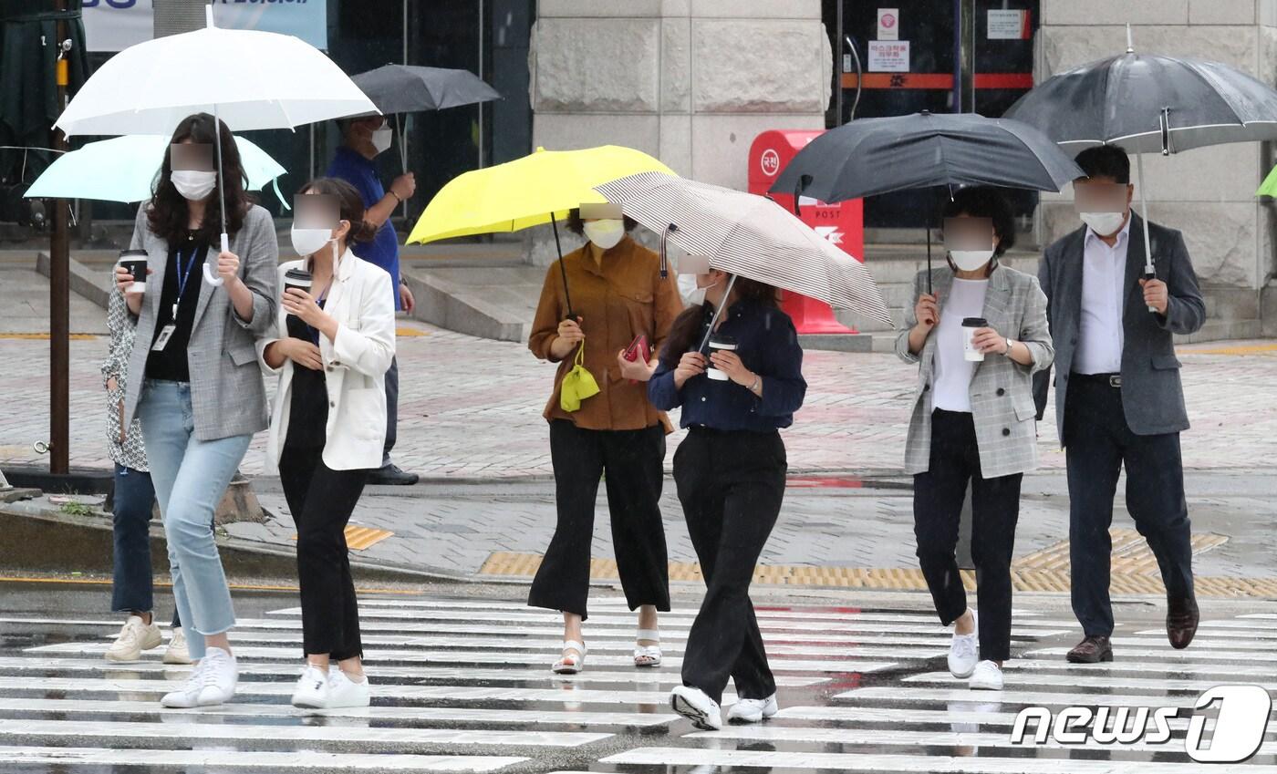 대전 서구 대전시청 인근 도로에서 시민들이 우산을 쓰고 이동하고 있다.  ⓒ News1 김기태 기자