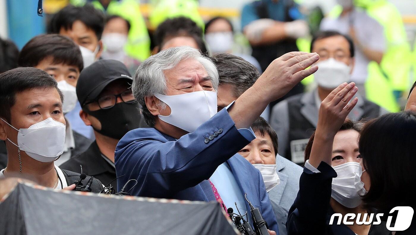 보석 취소로 재수감되는 전광훈 목사가 7일 오후 서울 성북구 사랑제일교회 인근 자택에서 호송차로 이동하고 있다. 이날 서울중앙지방법원 형사합의34부는 전광훈 목사의 보석을 취소해달라는 검찰의 청구를 받아들였다. 이에 검찰은 즉시 관할 경찰서에 수감지휘서를 보냈다. 2020.9.7/뉴스1 ⓒ News1 박지혜 기자