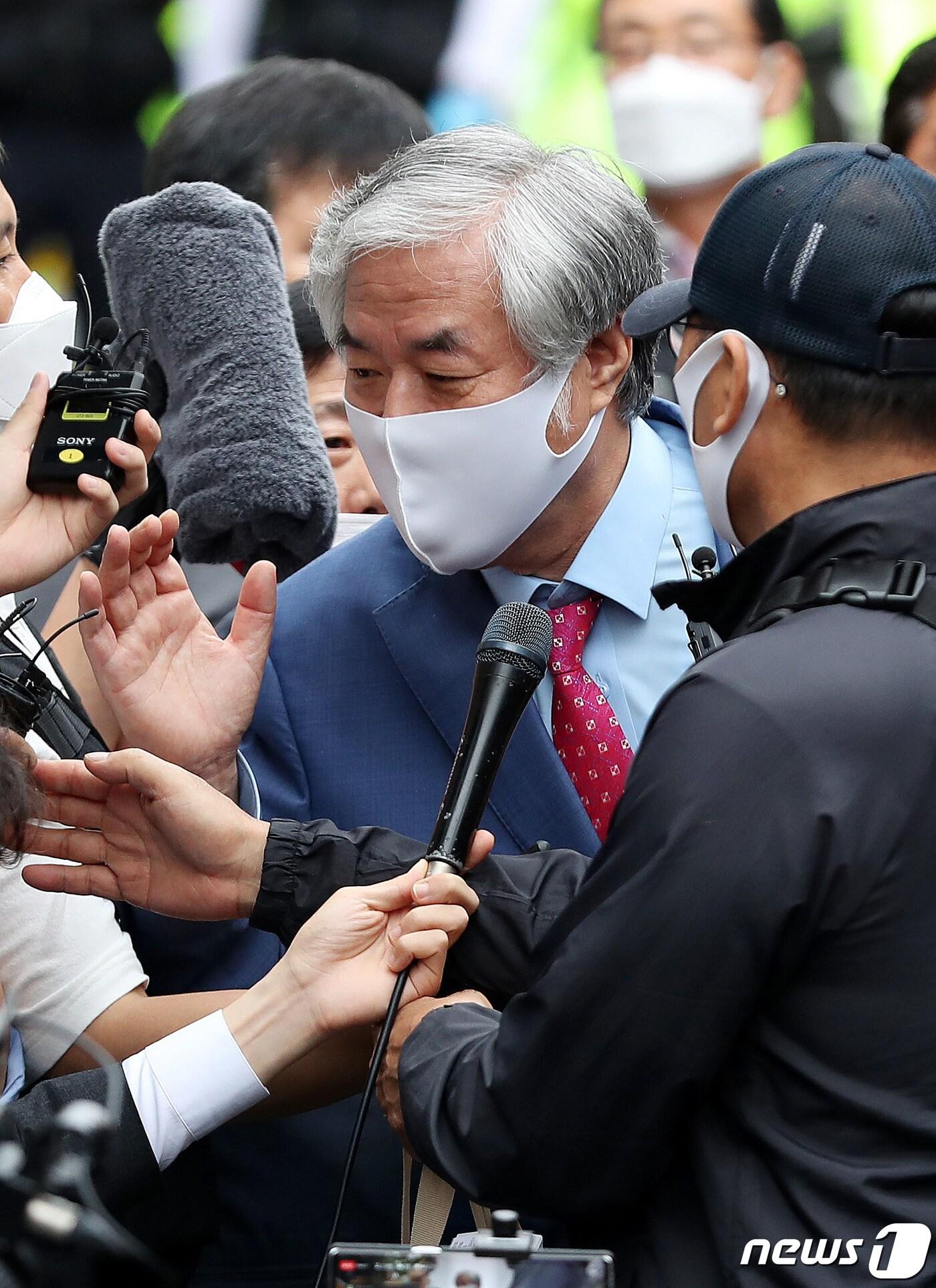 본문 이미지 - 보석 취소로 재수감되는 전광훈 목사가 7일 오후 서울 성북구 사랑제일교회 인근 자택에서 호송차로 이동하던 중 기자회견을 갖고 있다. 이날 서울중앙지방법원 형사합의34부는 전광훈 목사의 보석을 취소해달라는 검찰의 청구를 받아들였다. 이에 검찰은 즉시 관할 경찰서에 수감지휘서를 보냈다. 2020.9.7/뉴스1 ⓒ News1 박지혜 기자