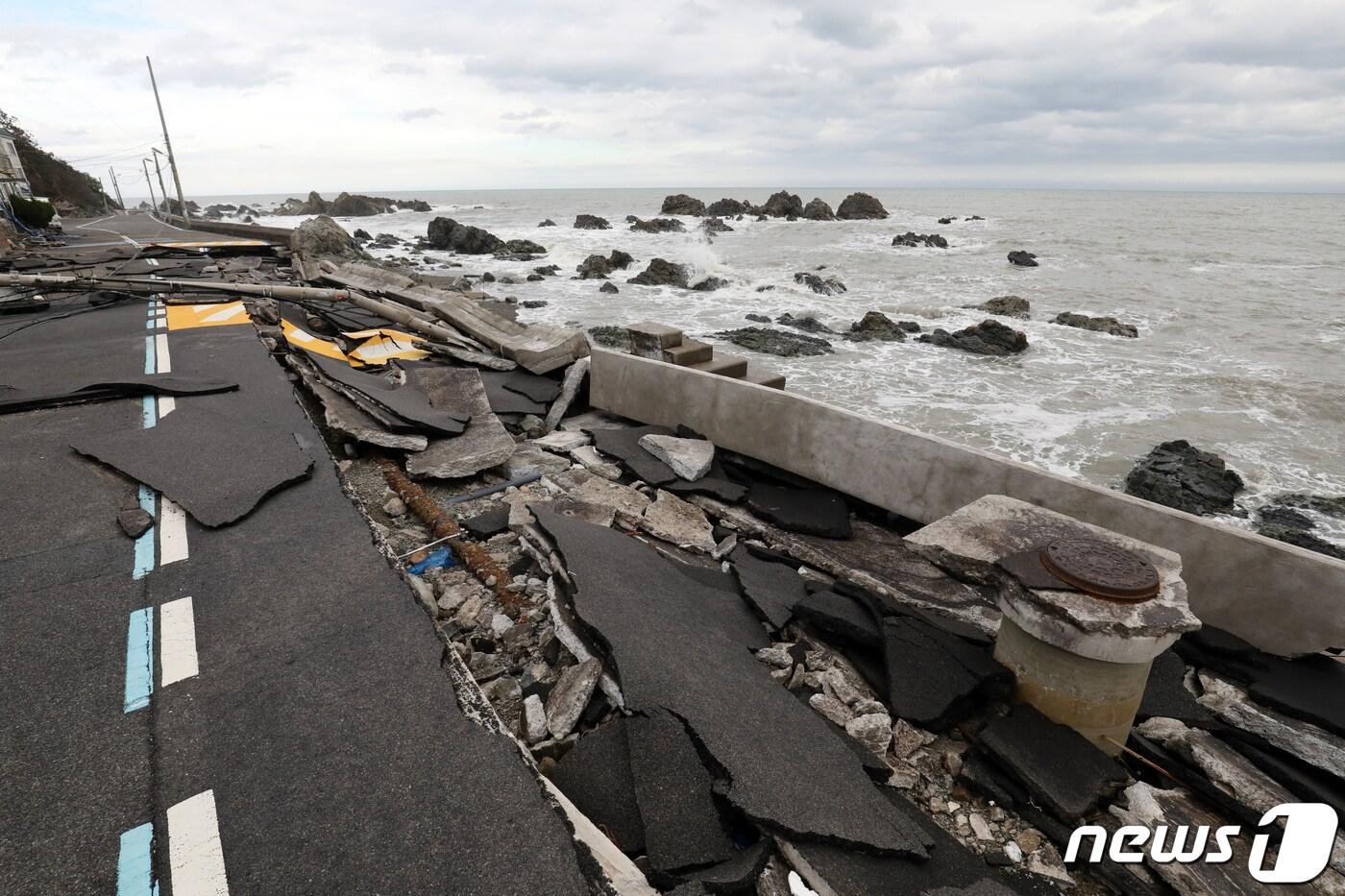 본문 이미지 - 제10호 태풍 '하이선(HAISHEN)'이 물러간 7일 오후 울산시 북구 신명방파제 인근 해안도로가 거세게 몰아친 파도에 허물어져 있다. 2020.9.7/뉴스1 ⓒ News1 윤일지 기자