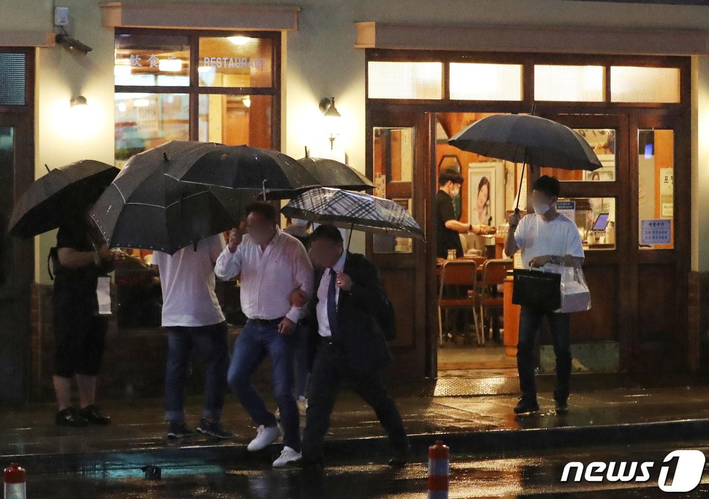 본문 이미지 - 사회적 거리두기 2.5단계로 주점과 음식점이 영업을 조기 종료하고 있는 가운데 7일 저녁 9시경 서울 시내 한 음식점에서 손님들이 식당을 나서고 있다. 안쪽에서는 직원이 손님이 떠난 자리를 정리하고 있다. 2020.9.7 /뉴스1 ⓒ News1 이성철 기자