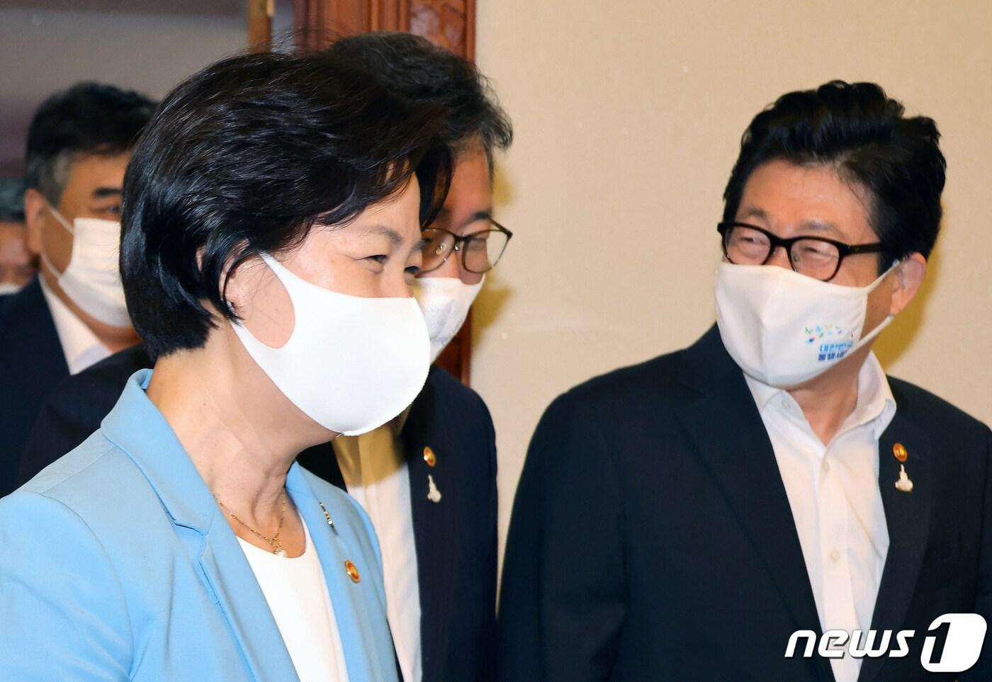 본문 이미지 - 추미애 법무부 장관이 8일 오전 서울 종로구 정부서울청사에서 청와대와 화상으로 열린 국무회의에 참석하고 있다. 2020.9.8/뉴스1 ⓒ News1 황기선 기자