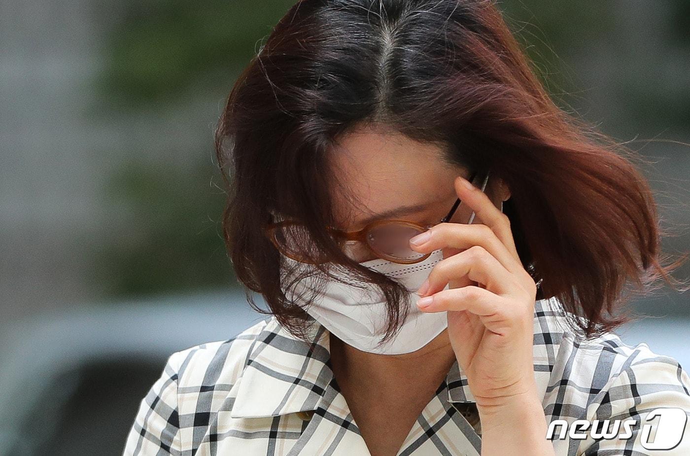 본문 이미지 - '사모펀드 및 자녀 입시비리' 등의 혐의를 받는 정경심 동양대학교 교수가 8일 오전 서울 서초구 서울중앙지방법원에서 열린 자본시장과 금융투자업에 관한 법률위반 등 관련 속행 공판에 출석하고 있다. 2020.9.8/뉴스1 ⓒ News1 허경 기자
