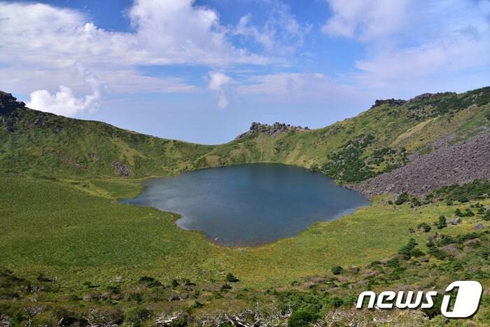 본문 이미지 - 제주도는 2021~2030 제주환경보전기본계획에 따라 제주국립공원 확대 지정과 연계해 국립공원 입장료를 징수하는 방안을 검토한다고 15일 밝혔다. 지난해 제9호 태풍 '마이삭'의 영향으로 한라산에 1000mm 이상의 비가 내린 후 한라산 정상인 백록담이 만수위를 기록하고 있다.(한라산국립공원 제공)2020.9.8/뉴스1 ⓒ News1 오현지 기자