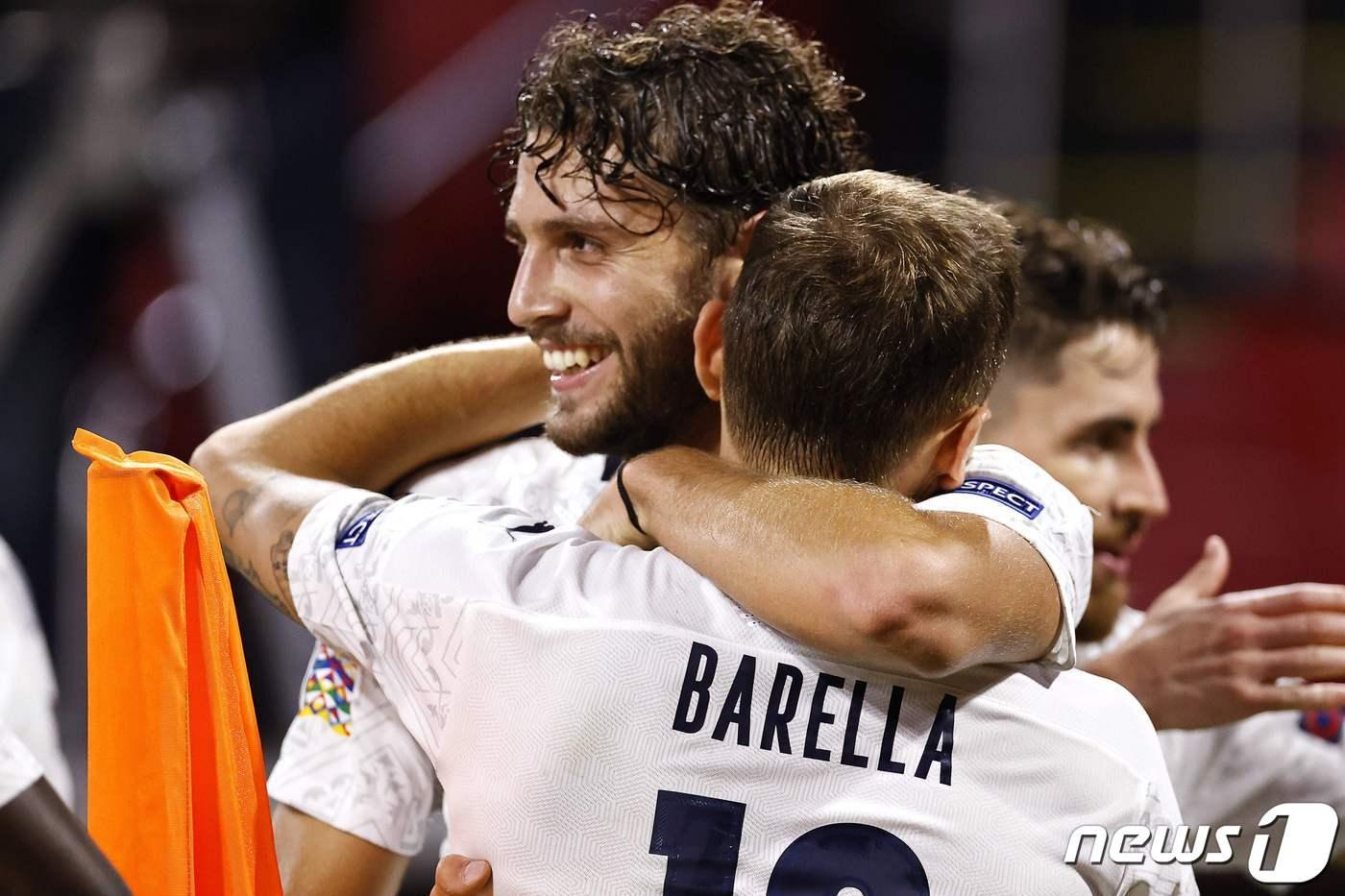 이탈리아 선수들이 8일(한국시간) 네덜란드 암스테르담의 요한 크루이프 아레나에서 열린 네덜란드와의 유럽축구연맹(UEFA) 네이션스리그 리그A 1조 2라운드에서 득점 후 기뻐하고 있다. ⓒ AFP=뉴스1