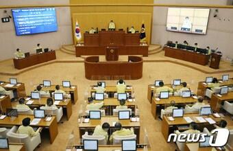 본문 이미지 - 8일 오전 대전시의회 본회의장에서 열린 제253회 임시회 제1차 본회의에 칸막이가 설치돼 있다. 2020.9.8/뉴스1 ⓒ News1 김기태 기자
