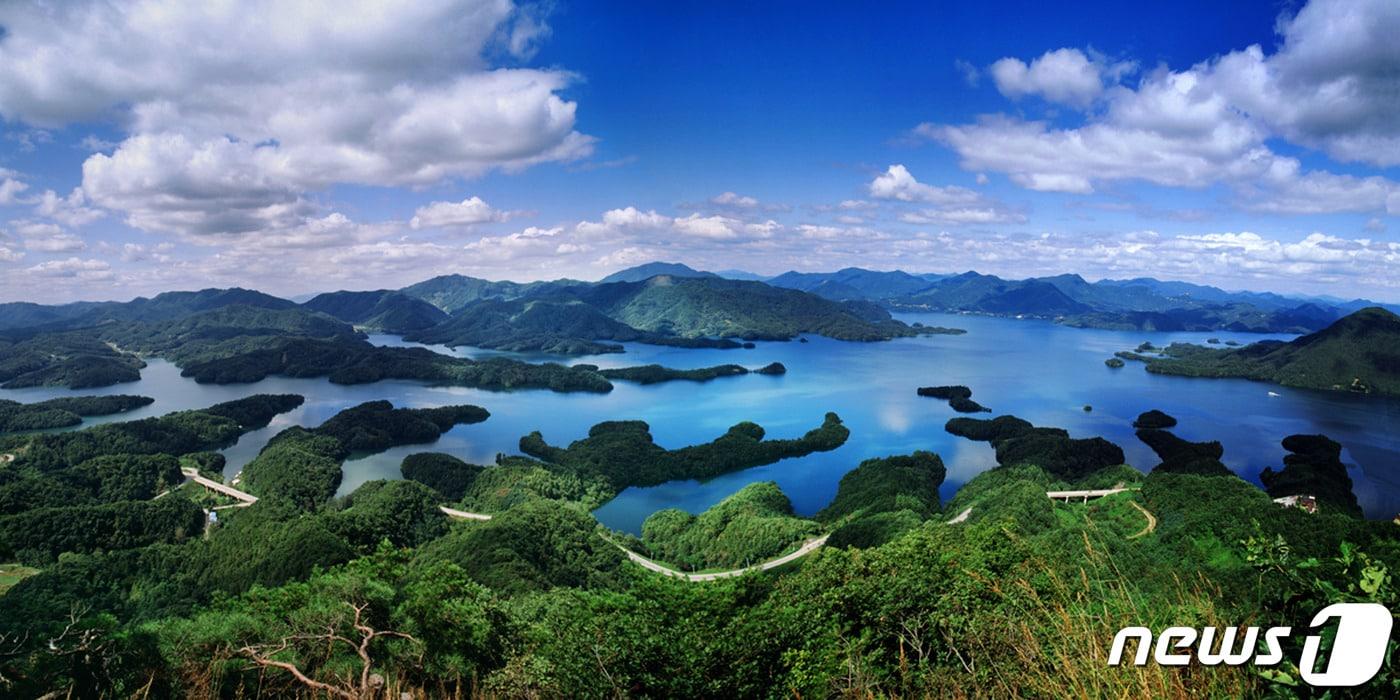 17일 추석 황금 연휴를 맞아 전국 어디서나 하루면 다녀올 수 있는 충북 충주의 관광지가 주목받고 있다. 사진은 충주호 악어섬 모습.(뉴스1 DB)2021.9.17/ⓒ 뉴스1
