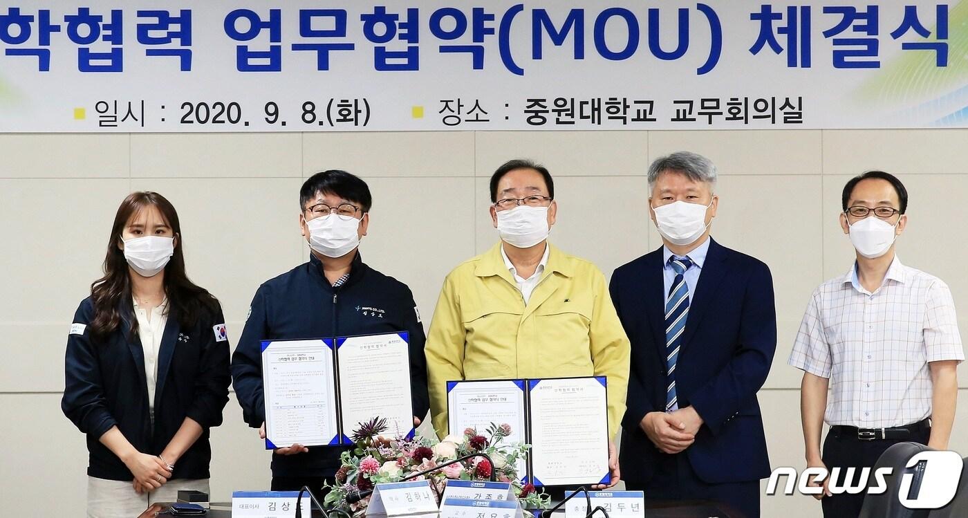 본문 이미지 - 중원대 산학협력단과 지니스㈜가 8일 기술인력 양성·확보 등 산학협력 업무협약을 체결했다.(중원대 제공)ⓒ 뉴스1