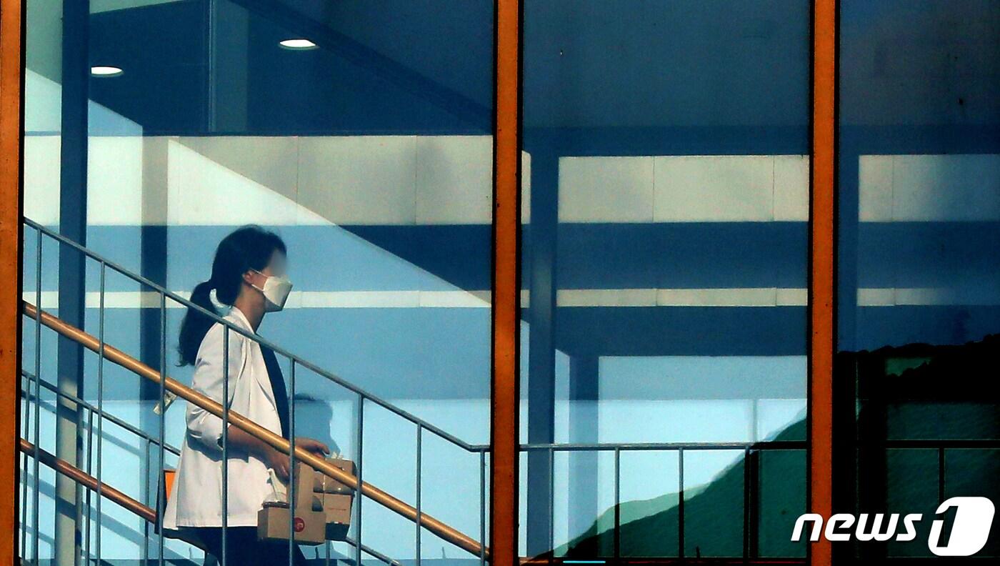 본문 이미지 - 9일 오전 서울 서대문구 신촌세브란스병원에서 의료진이 발걸음을 옮기고 있다. 2020.9.9/뉴스1 ⓒ News1 황기선 기자