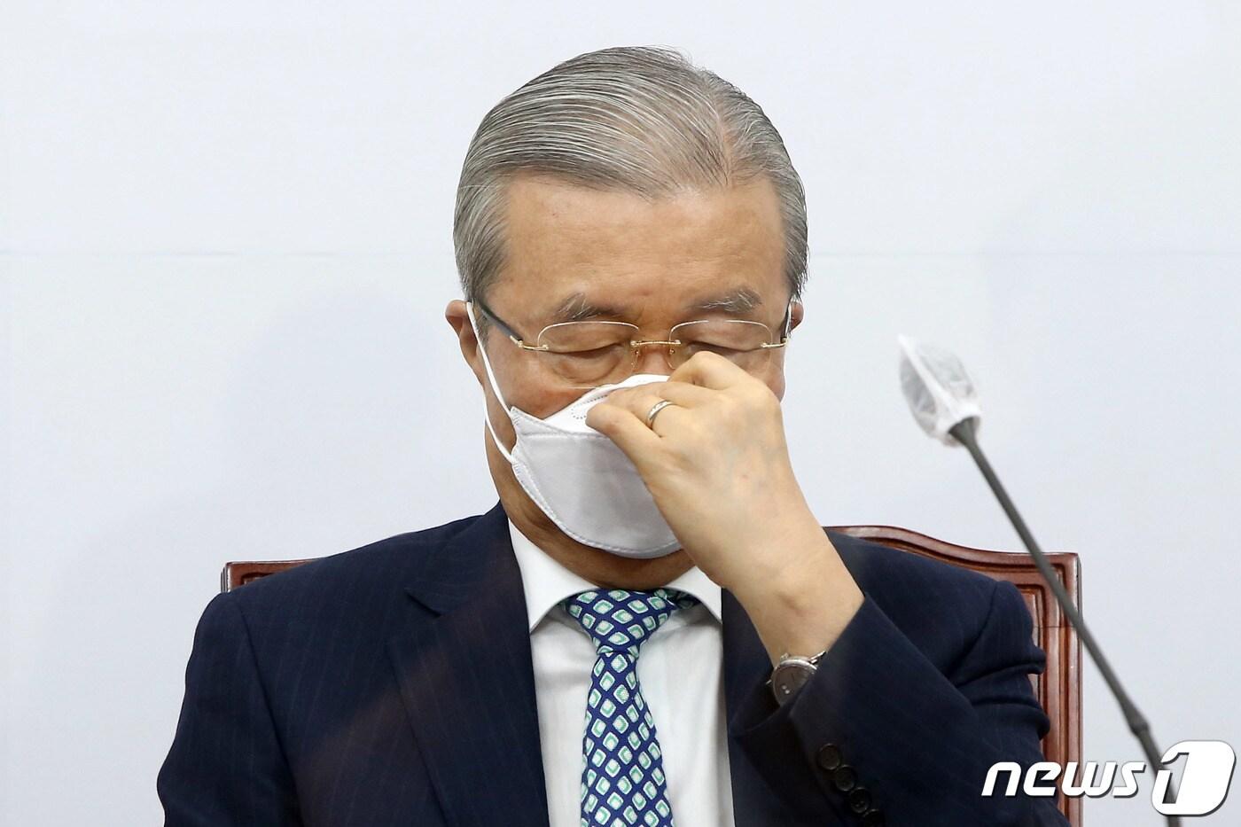 본문 이미지 - 김종인 국민의힘 비대위원장이 9일 국회에서 열린 비상대책위원장-중진의원 회의에서 마스크를 고쳐 쓰고 있다. 2020.9.9/뉴스1 ⓒ News1 성동훈 기자