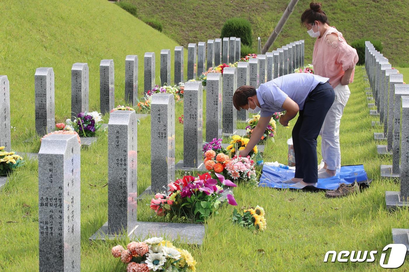 본문 이미지 - 9일 오후 추석을 앞두고 경북 영천시 국립영천호국원을 찾은 가족이 묘역에서 참배하고 있다. 2020.9.9/뉴스1 ⓒ News1 공정식 기자