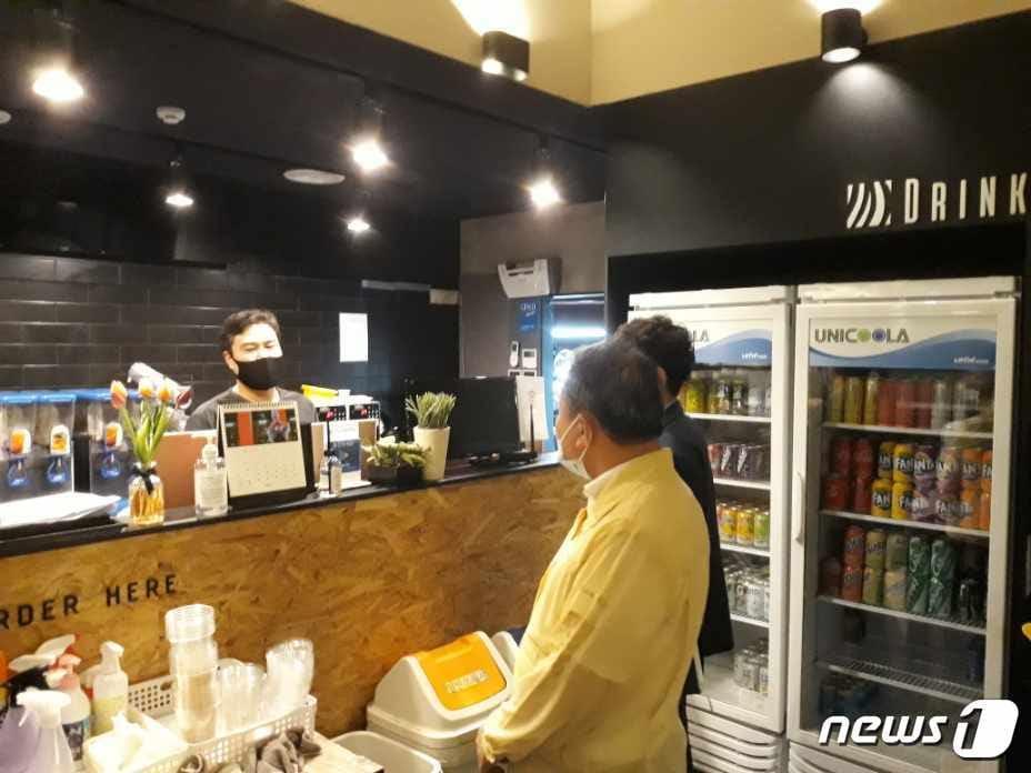 본문 이미지 - 이용붕 예산군 부군수와 오범균 충청남도 문화체육관광국장이 다중이용시설 방역수칙 준수 여부를 점검하고있다. ⓒ 뉴스1