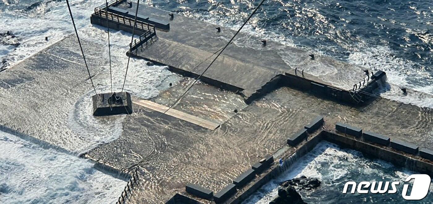 경북 울릉군 독도 선착장 일부가 제9호 10호 태풍에 의해 파손돼 입도가 금지된 것으로 알려졌다. 포항지방해양수산청은 접안시설 공사가 완료될 때까지 독도경비대원들의 물품을 이송하는 독도 평화호의 접안만은 허용했지만 일반 여객선의 접안을 금지한다고 밝혔다. (독자제공)2020.9.9/뉴스1 ⓒ News1 최창호 기자