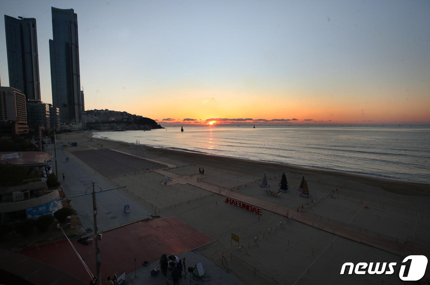 본문 이미지 - 부산 해운대해수욕장에 2021년 첫 해가 떠오르고 있다. 2021.1.1/뉴스1 ⓒ News1 여주연 기자