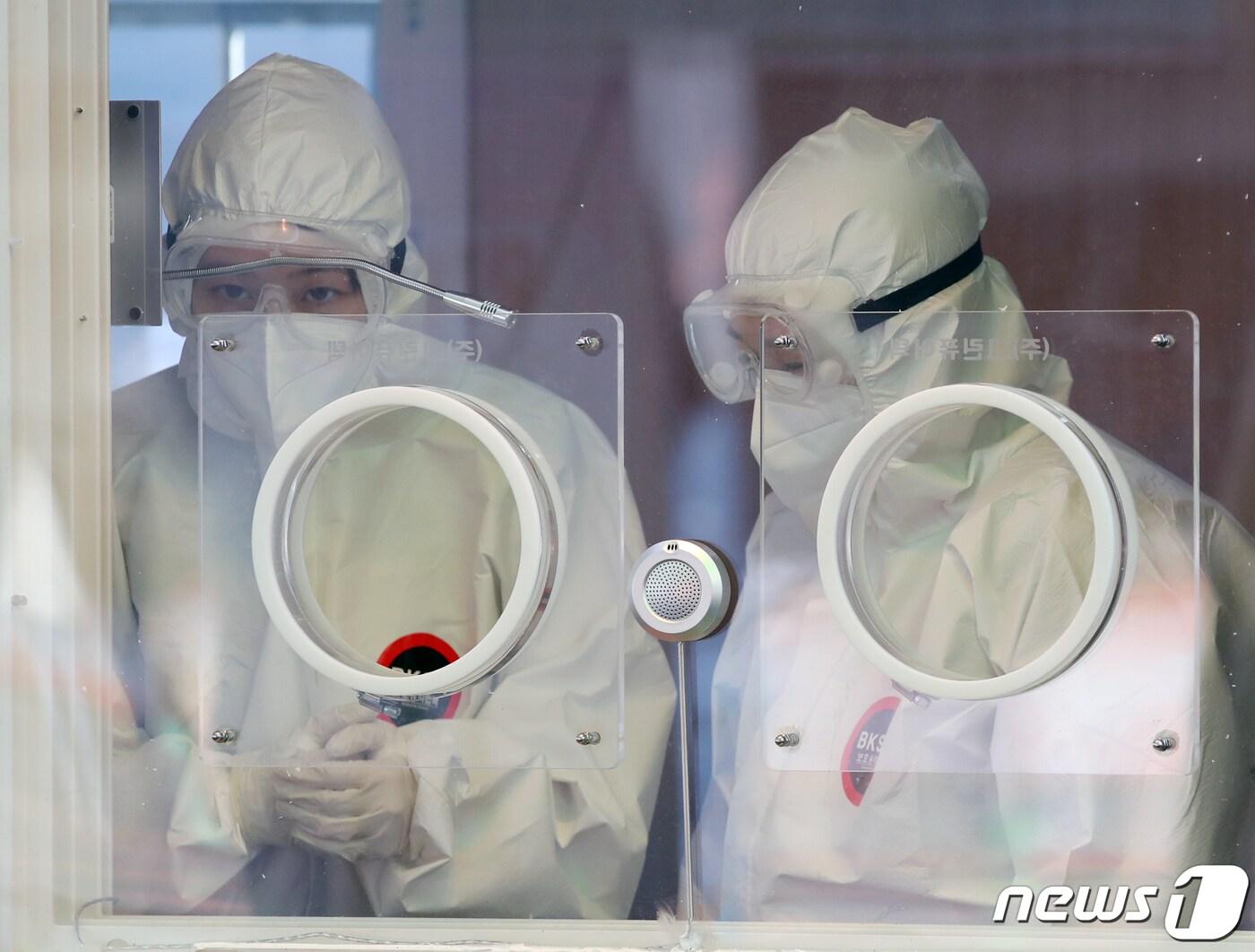 본문 이미지 - 2021년 신축년(辛丑年) 새해 첫 날인 1일 서울 중구 서울역 앞에 마련된 신종 코로나바이러스 감염증(코로나19) 임시선별검사소에서 의료진들이 검체 검사 준비를 하고 있다. 2021.1.1/뉴스1 ⓒ News1 송원영 기자