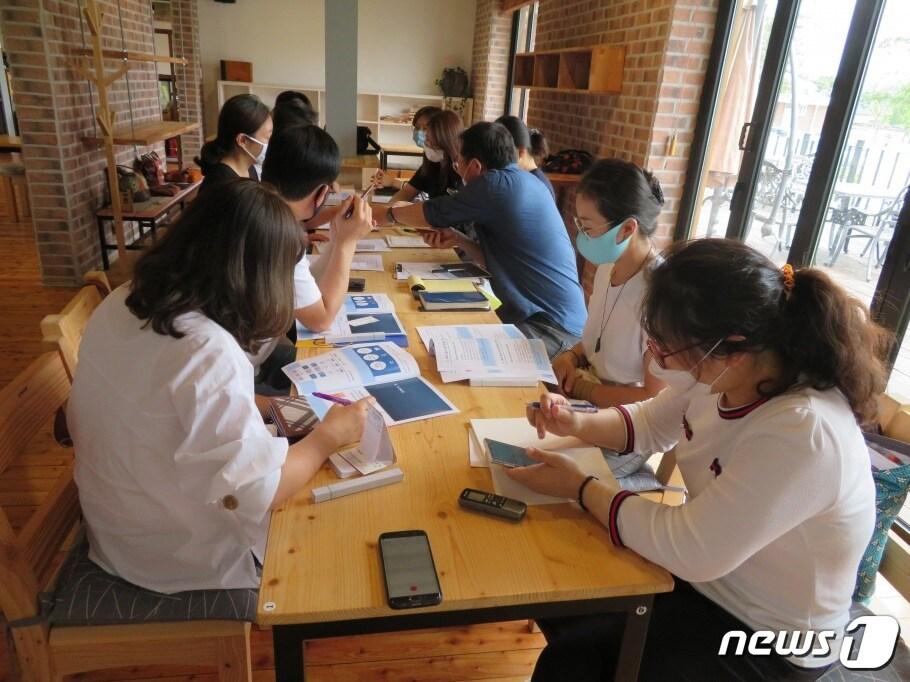 본문 이미지 - 전북 완주군 문화인력이 코로나19로 인한 피해와 지원에 대해 토론을 하고 있다.(완주군 제공)2021.1.1/뉴스1