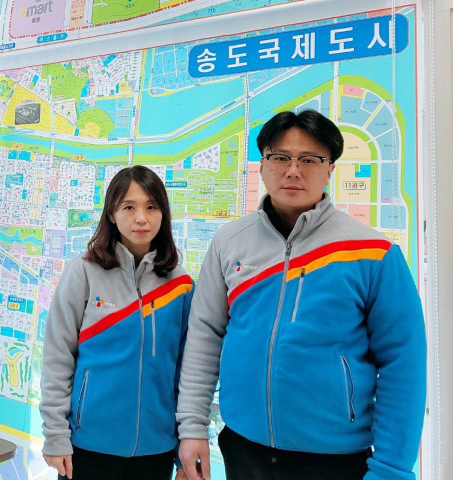 본문 이미지 - 올해의 택배인 대상 집배점 부문 수상자 나영희씨(왼쪽)부부(CJ대한통운 제공)ⓒ 뉴스1